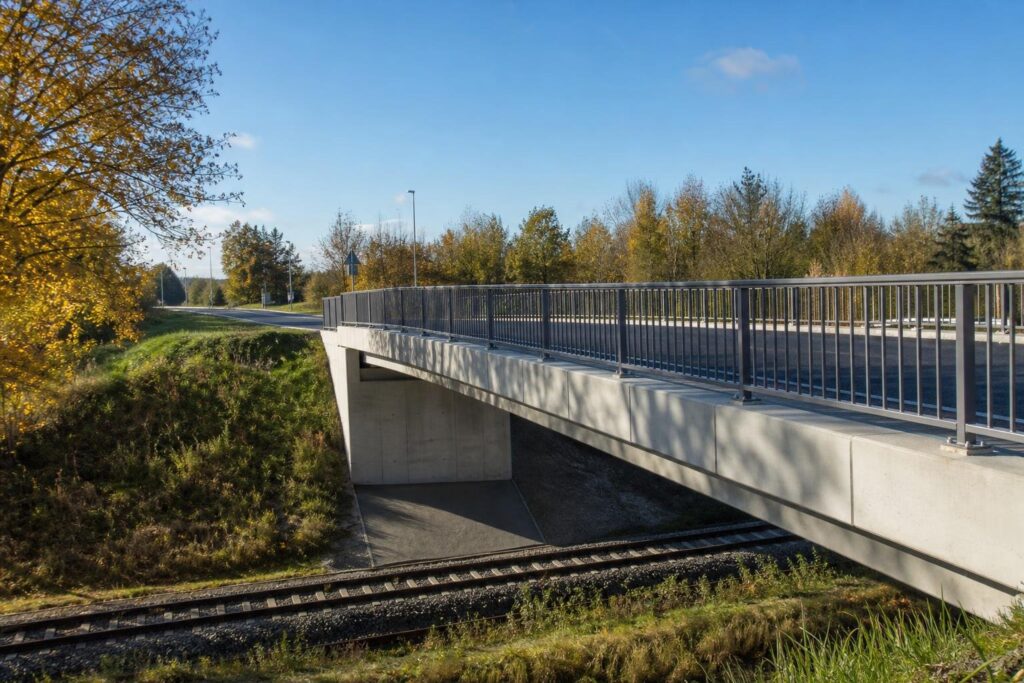 KI-generiertes Symbolbild: Brücke an der Ostberger Straße wird am 30. Oktober freigegeben